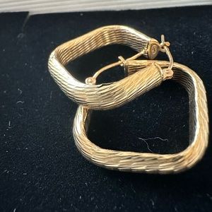 14K yellow gold square hoops
